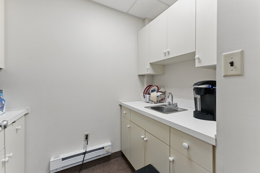 More Photos Of 119 Winsor St, Ludlow Office For Sale