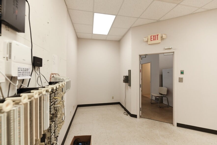 More Photos Of 409 Chicago Dr, Fayetteville Flex For Lease