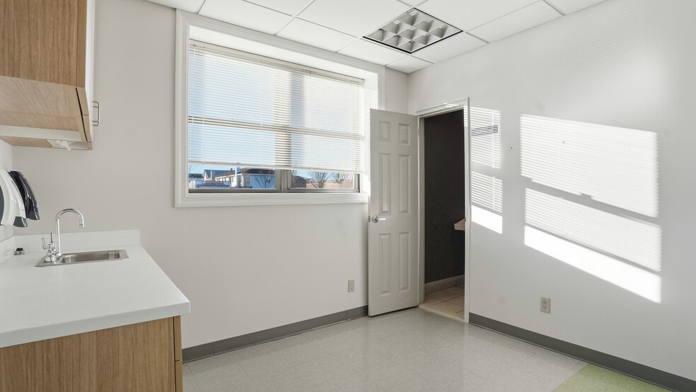 More Photos Of 325 W Park Ave, Long Beach Medical For Sale