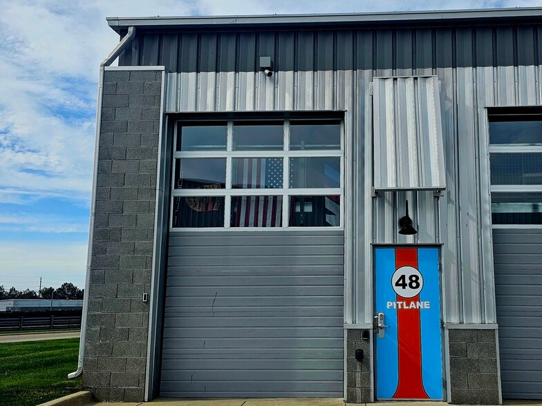 More Photos Of 48 Pit Ln, Pontiac Parking Garage For Sale