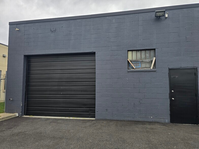 More Photos Of 100 Nancy St, West Babylon Warehouse For Lease