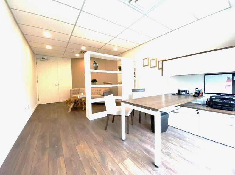 More Photos Of 505-595 Pender St, Vancouver Office For Sale