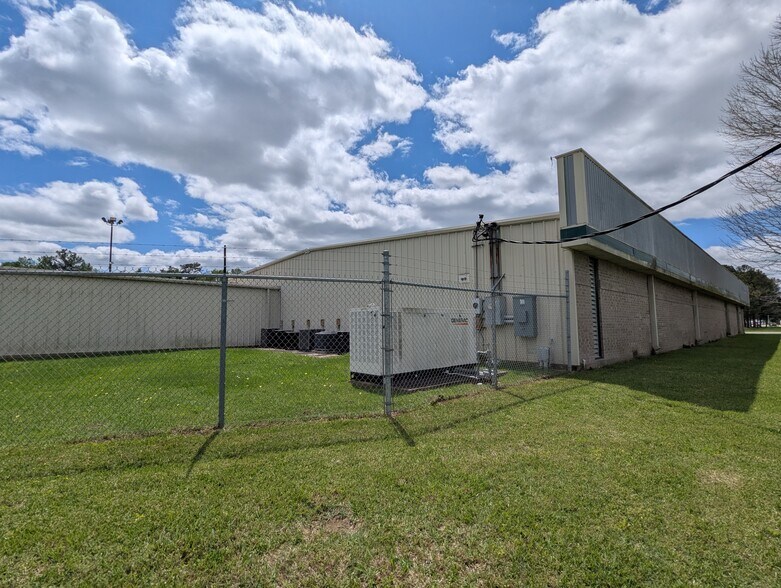 More Photos Of 6095 College St, Beaumont Office For Sale