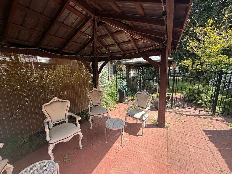 More Photos Of 611 W Woldert St, Tyler Hospitality For Sale
