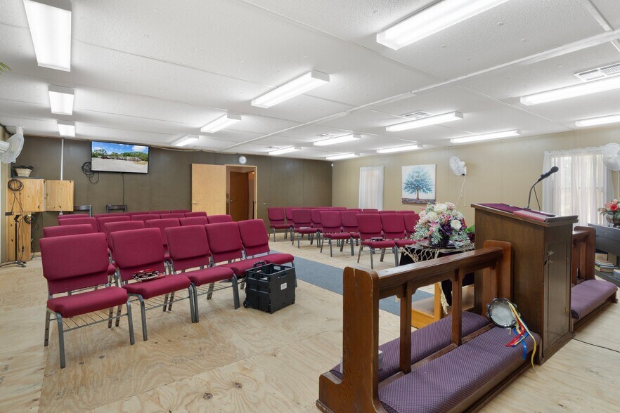 More Photos Of 15464 Cortez Blvd, Brooksville Unknown For Lease
