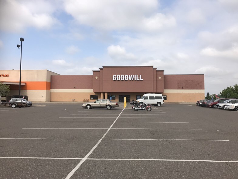 More Photos Of 5660 NE Main St, Fridley Freestanding For Lease