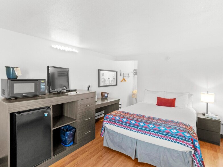 More Photos Of 475 W Main St, Escalante Hotel For Sale