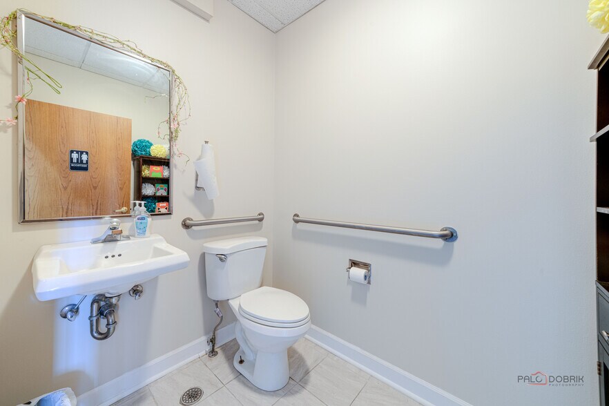 More Photos Of 1017-1019 W Park Ave, Libertyville Medical For Sale