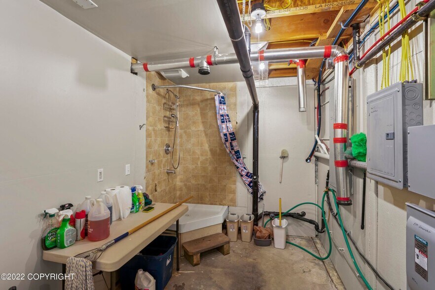 More Photos Of 36142 Pine St, Soldotna Light Manufacturing For Sale