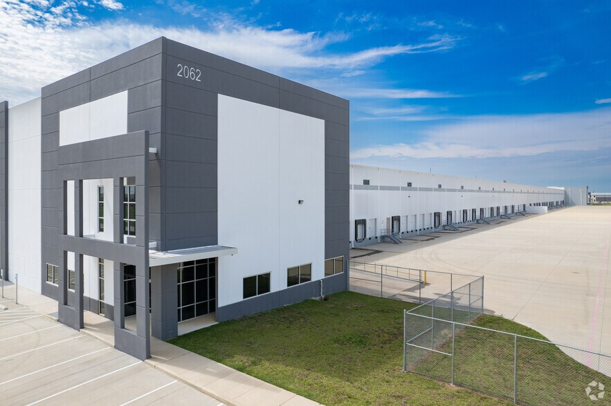 More Photos Of 2062 Woods Road, Brookshire Warehouse For Lease