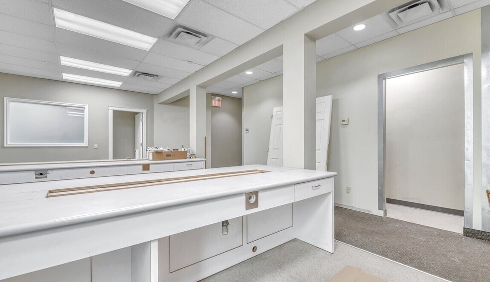 More Photos Of 902 9th Ave SW, Calgary Medical For Sale