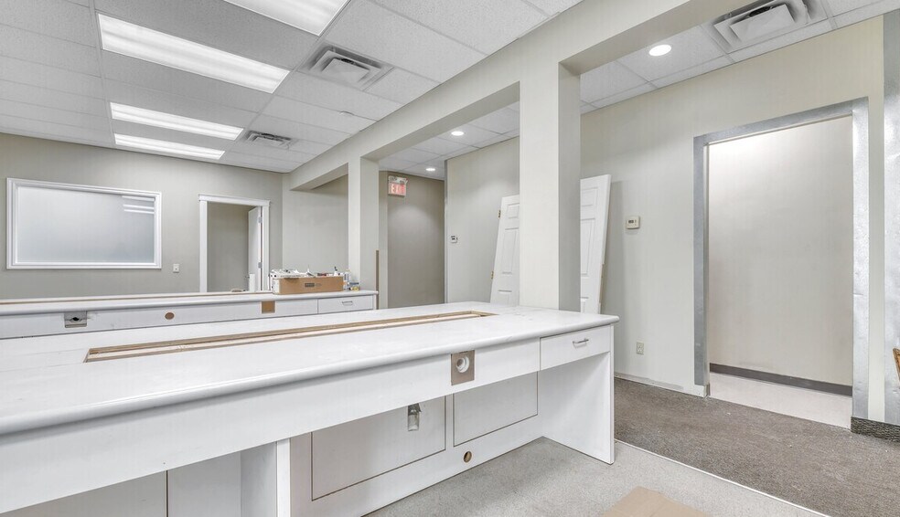 More Photos Of 902 9th Ave SW, Calgary Medical For Sale