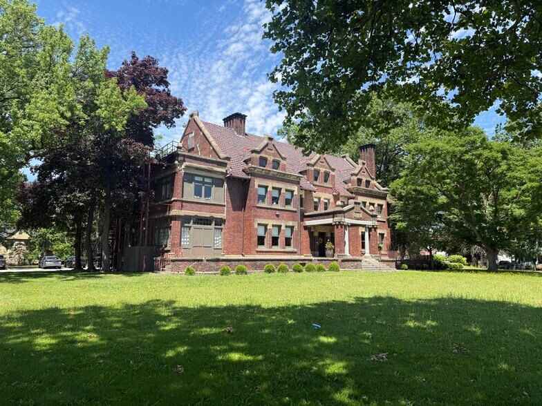 More Photos Of 715 Buchtel Ave, Akron Office For Sale