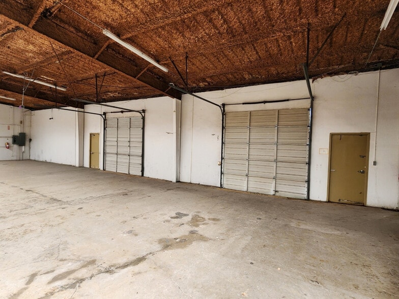More Photos Of 1841 W Division St, Arlington Industrial For Sale