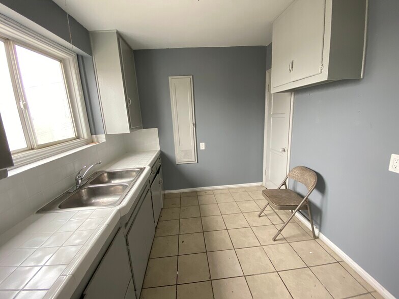 More Photos Of 961 W 47th St, Los Angeles Apartments For Sale