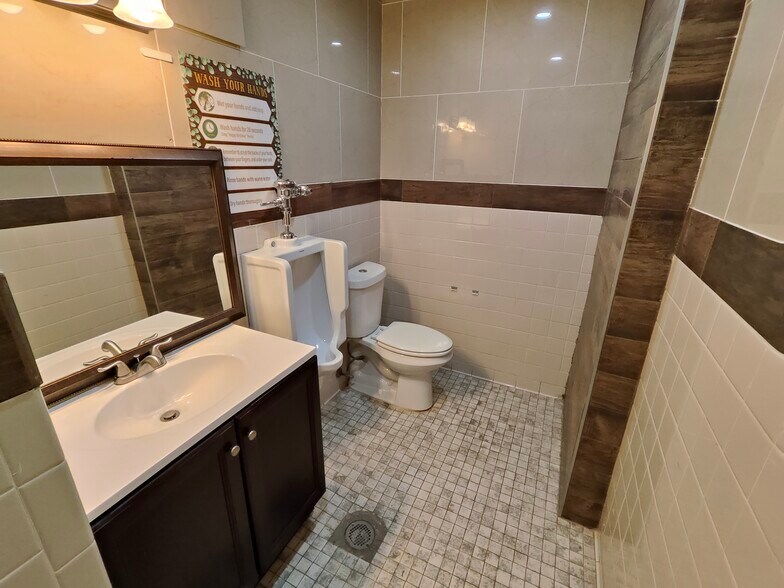 More Photos Of 3787 NW Loop 286, Paris Medical For Lease