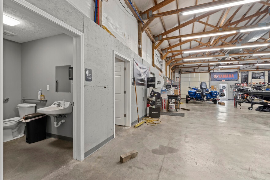 More Photos Of 4510 N Preston Hwy, Shepherdsville Showroom For Sale