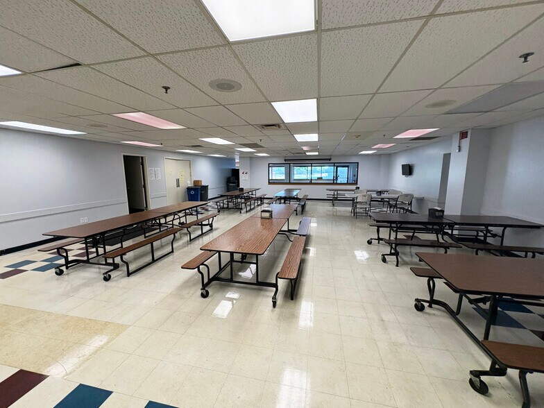 More Photos Of 101 E Industrial Blvd, Logansport Manufacturing For Sale