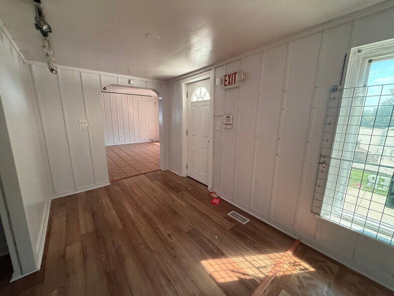 More Photos Of 231 N Milwaukee Ave, Wheeling Freestanding For Sale