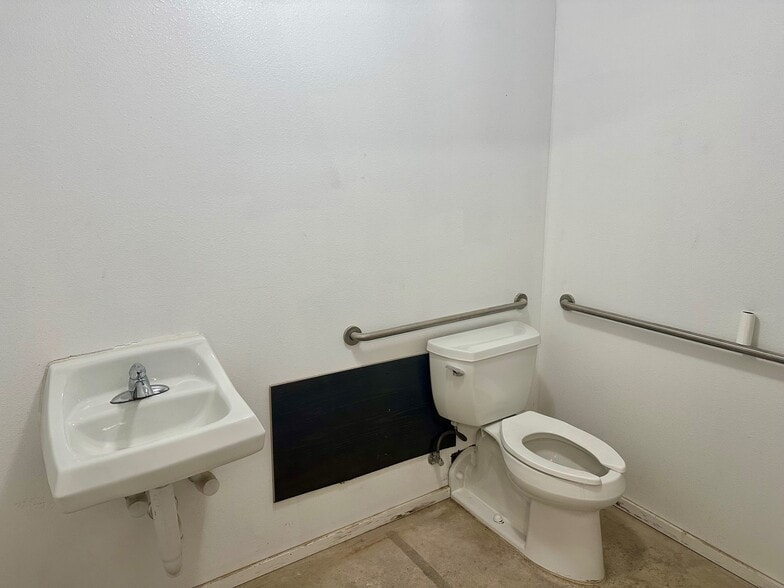 More Photos Of 200-232 W New Braunfels St, Seguin Warehouse For Lease