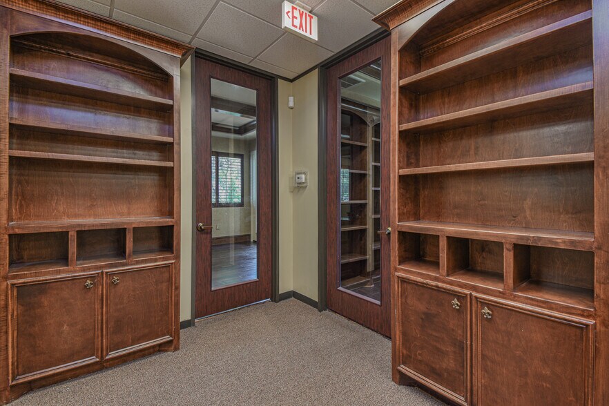 More Photos Of 821 Crossbridge Dr, Spring Office For Sale