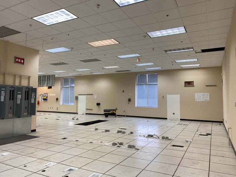 More Photos Of 260 Shady Elm Rd, Winchester Warehouse For Lease