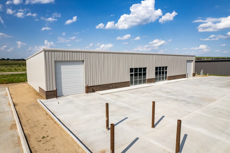 More Photos Of K-96 and Hoover, Wichita Flex For Lease