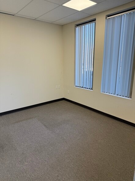 More Photos Of 10 Fairfield Blvd, Wallingford Office For Lease