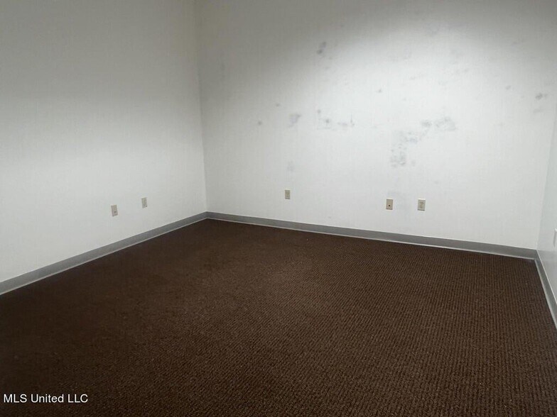 More Photos Of 114 W Market St, Greenwood Loft Creative Space For Lease