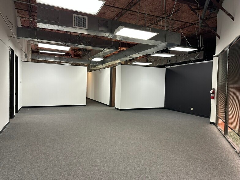 More Photos Of 10595 Westoffice Dr, Houston Light Distribution For Sale