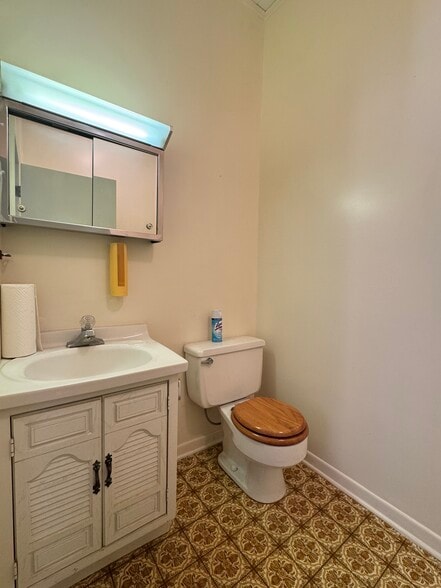 More Photos Of 121 S Center St, Clinton Office For Sale