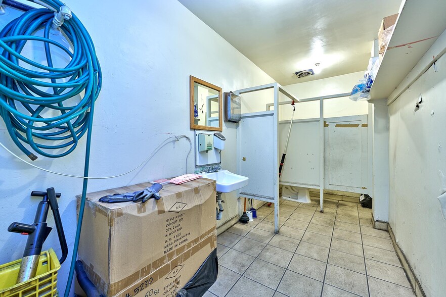 More Photos Of 2302 E 38th St, Vernon Manufacturing For Sale