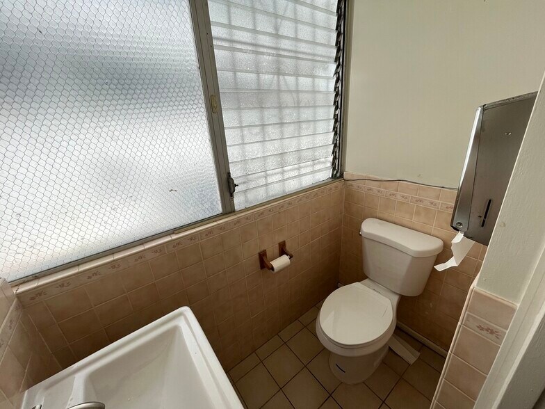 More Photos Of 931 University Ave, Honolulu General Retail For Sale