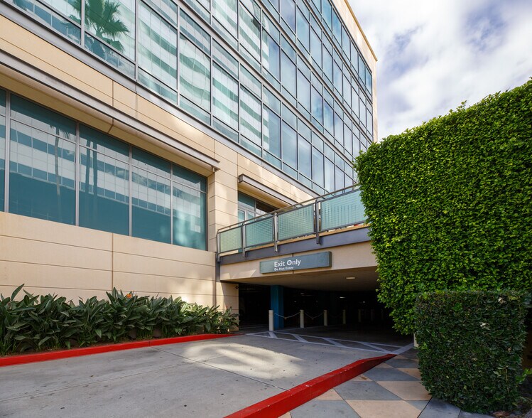 More Photos Of 15301 Ventura Blvd, Sherman Oaks Unknown For Lease