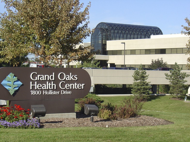 Primary Photo Of 1800 Hollister Dr, Libertyville Medical For Lease