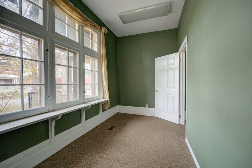 More Photos Of 41 Wellington St, Brantford Office For Sale