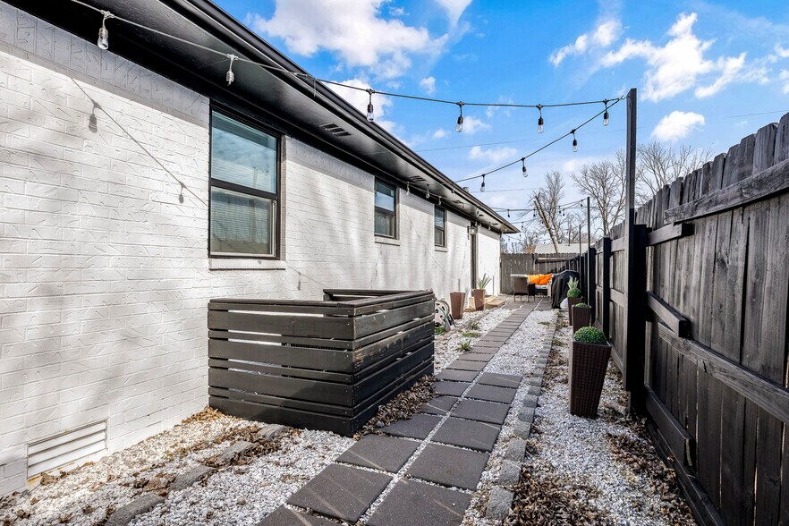 More Photos Of 110 SE 13th St, Bentonville Flex For Sale