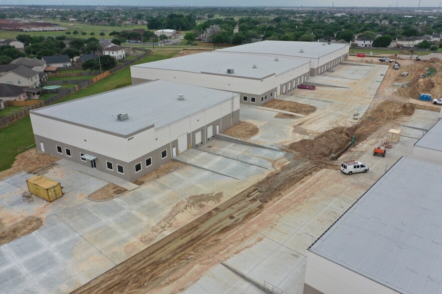 More Photos Of 21211 Clay Rd, Katy Warehouse For Lease