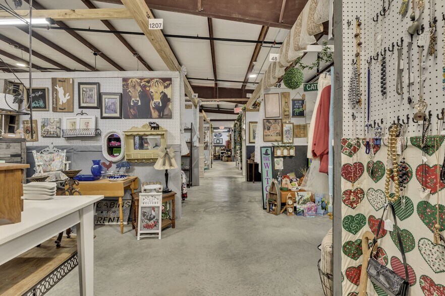 More Photos Of 2120 Old Highway 431 S, Greenbrier Freestanding For Sale