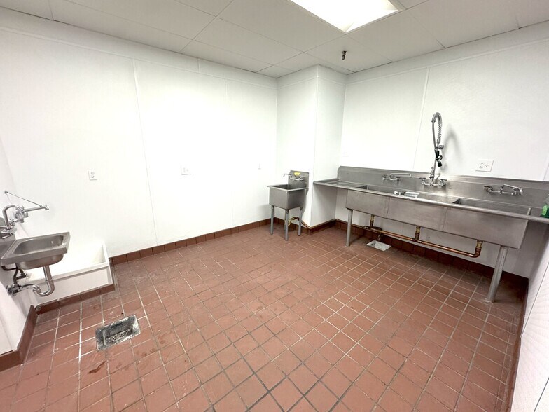 More Photos Of 100-112 W 9th St, Los Angeles Office For Lease