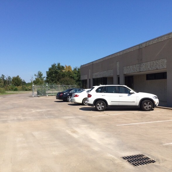 More Photos Of 9207 Emmott Rd, Houston Warehouse For Lease