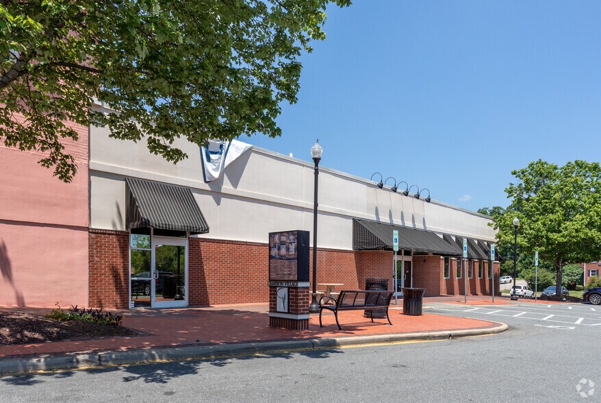 More Photos Of Smallwood and Woodburn in Village District Shoppin, Raleigh Hotel For Lease