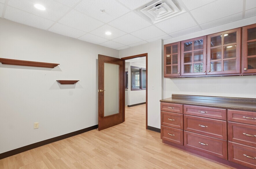 More Photos Of 28 Green St, Newburyport Loft Creative Space For Lease