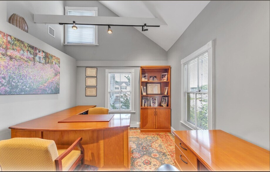 More Photos Of 1433 Old Northern Blvd, Roslyn Office For Lease