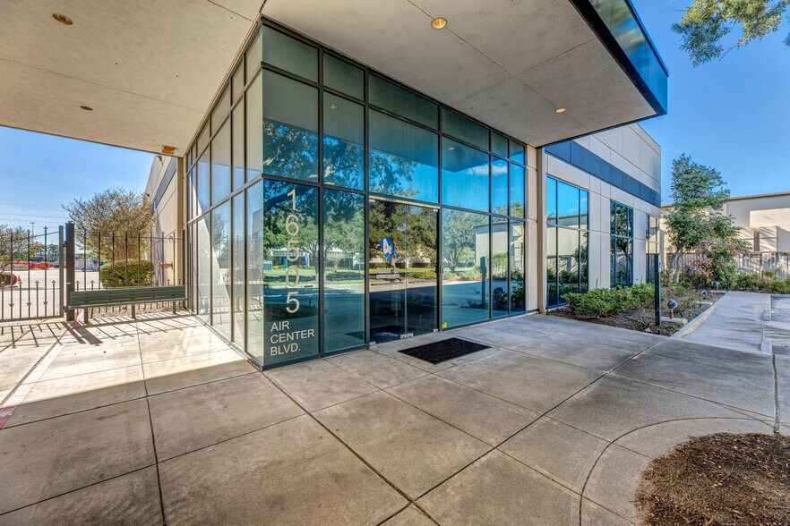 More Photos Of 16503 Air Center Blvd, Houston Warehouse For Lease