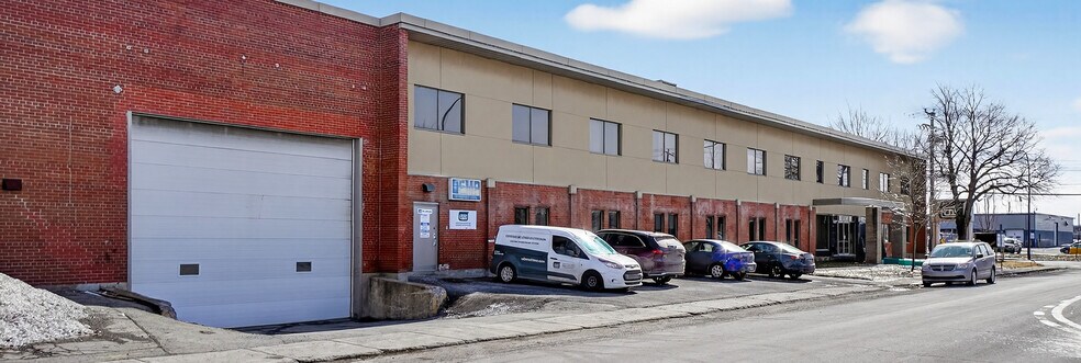 More Photos Of 1930-1960 Av 52E, Montréal Manufacturing For Lease
