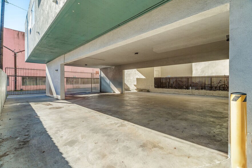 More Photos Of 4724 W 173rd St, Lawndale Apartments For Sale