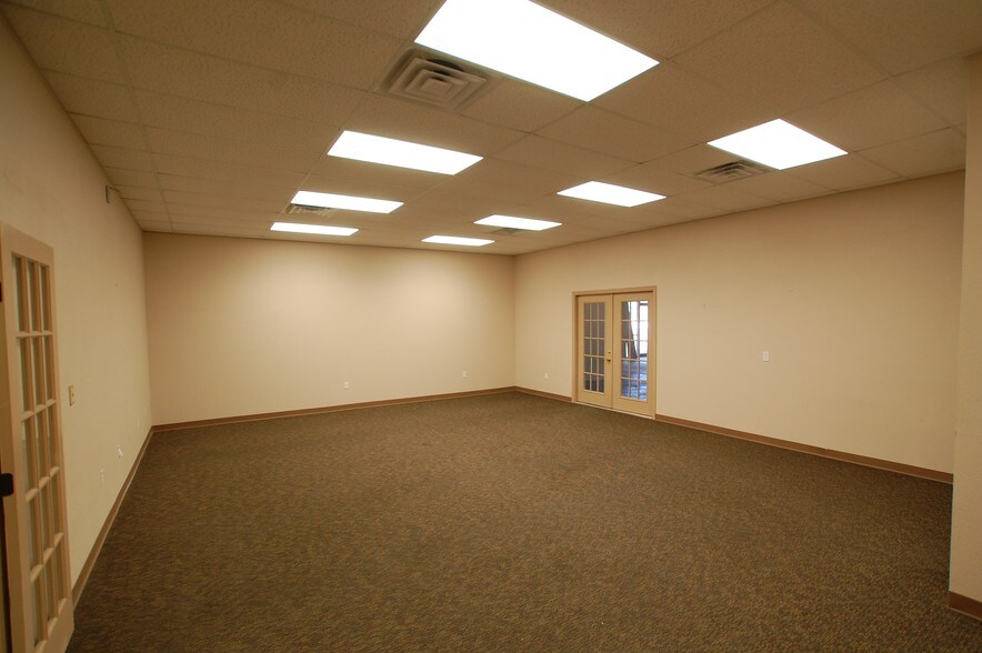 More Photos Of 6101 43rd St, Lubbock Storefront For Lease