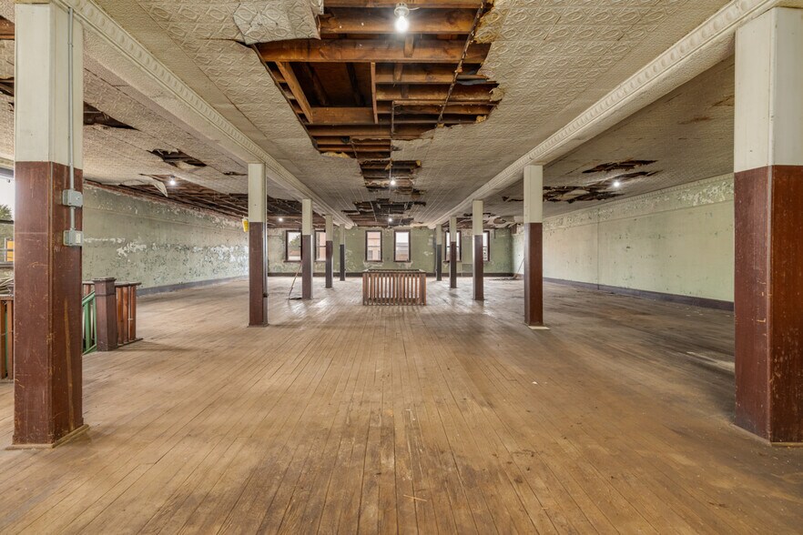 More Photos Of 1801 Main, Victoria General Retail For Sale