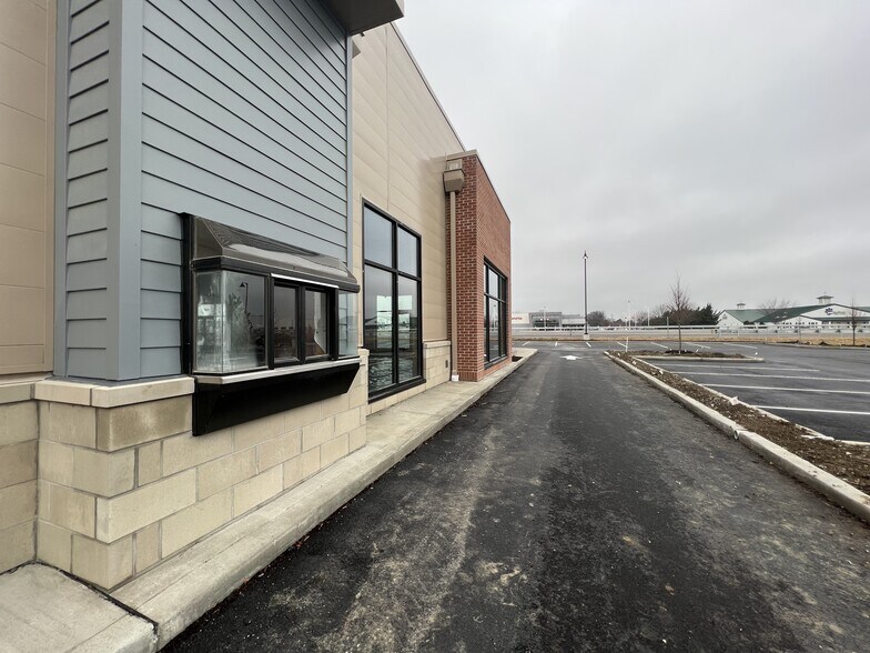 More Photos Of 13588 Bent Grass Ln, Fishers Storefront For Sale